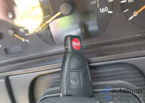 2000 Mercedes-Benz E 320 from USA, damaged, VIN WDBJF65J0YB115591